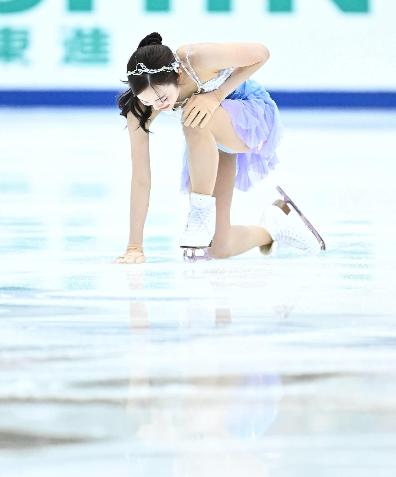 23年12月22日　フィギュア全日本選手権　女子SPの演技を終えリンクに触れる本田