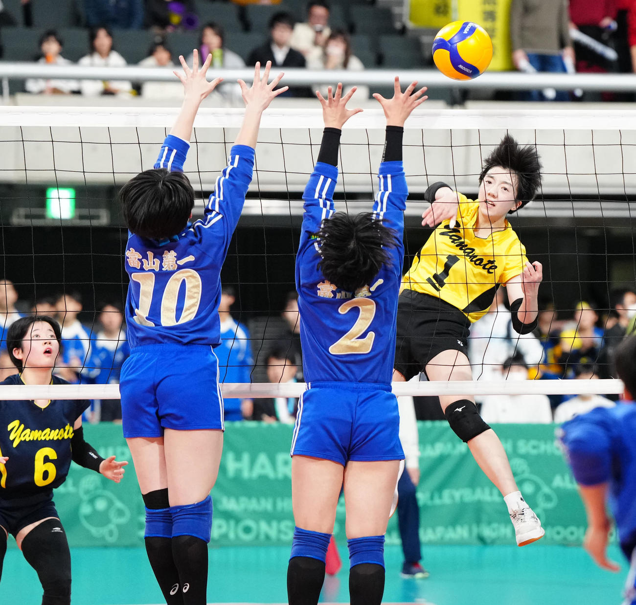 札幌山の手対富山第一　第1セット、スパイクを放つ札幌山の手・黒田（右）（撮影・江口和貴）