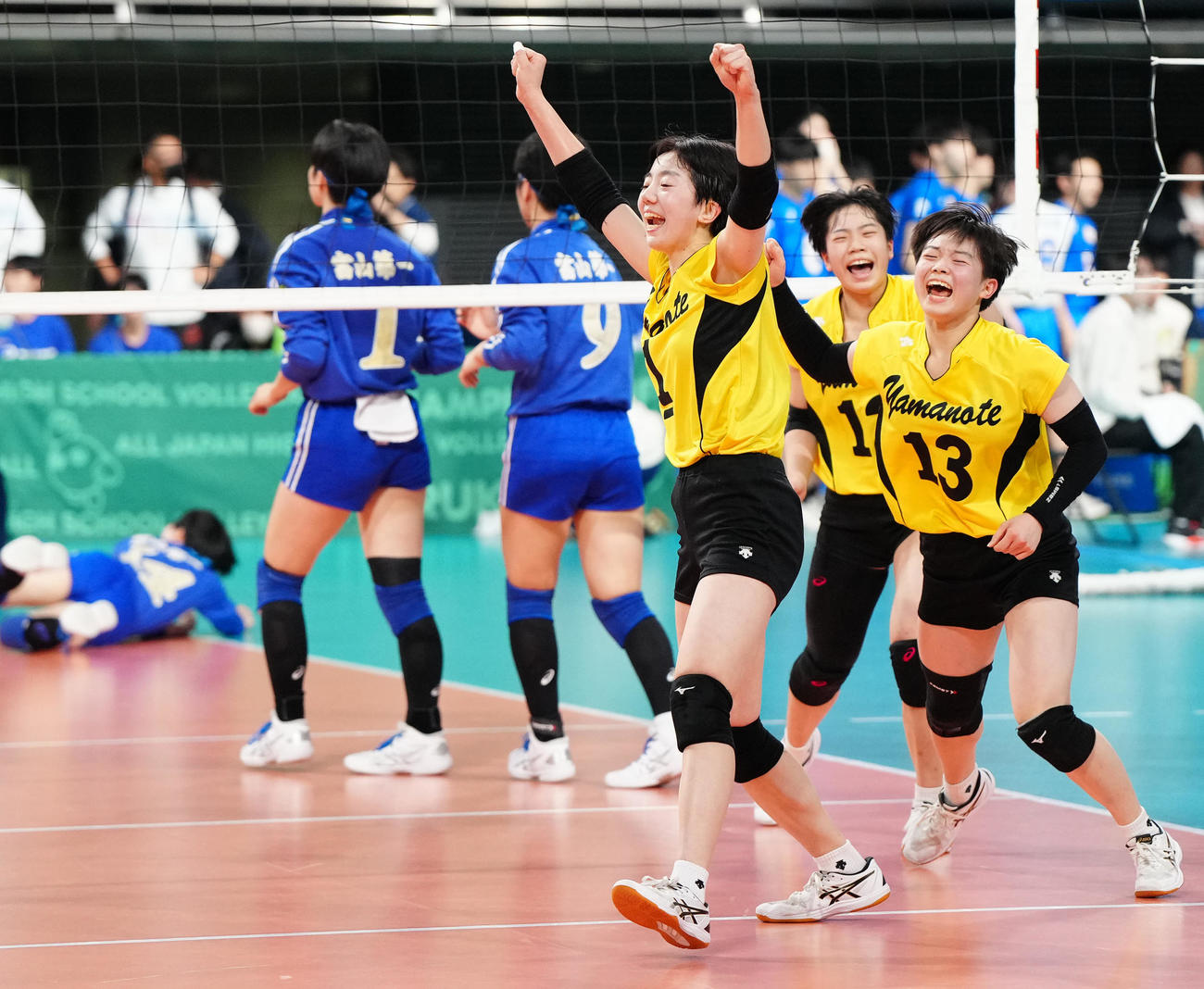 札幌山の手対富山第一　第2セット、得点で喜ぶ札幌山の手・黒田（左）ら（撮影・江口和貴）