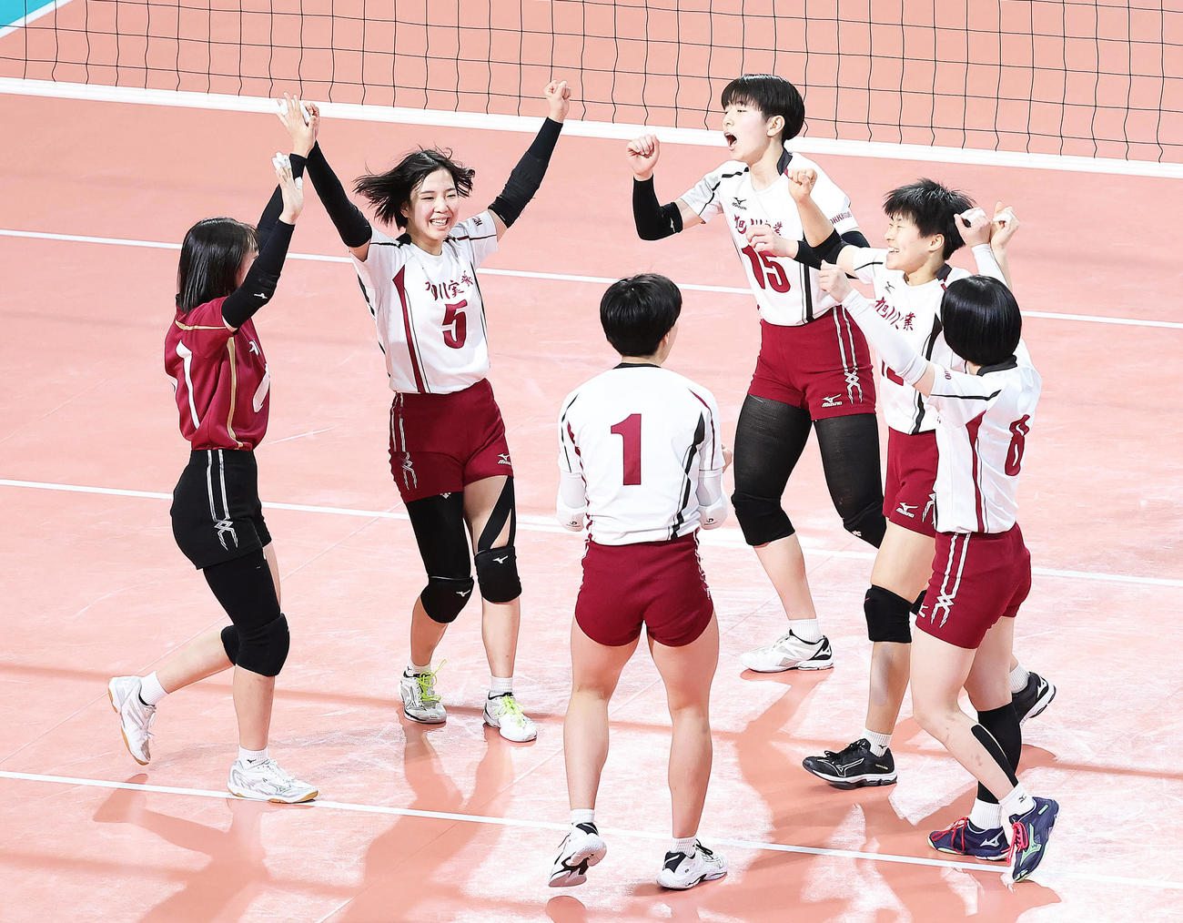旭川実対岐阜済美　第1S、得点を奪い喜ぶ旭川実（撮影・足立雅史）