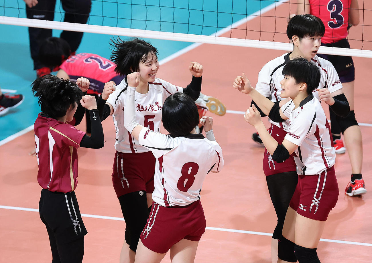 旭川実対岐阜済美　第1S、得点を奪い喜ぶ旭川実（撮影・足立雅史）