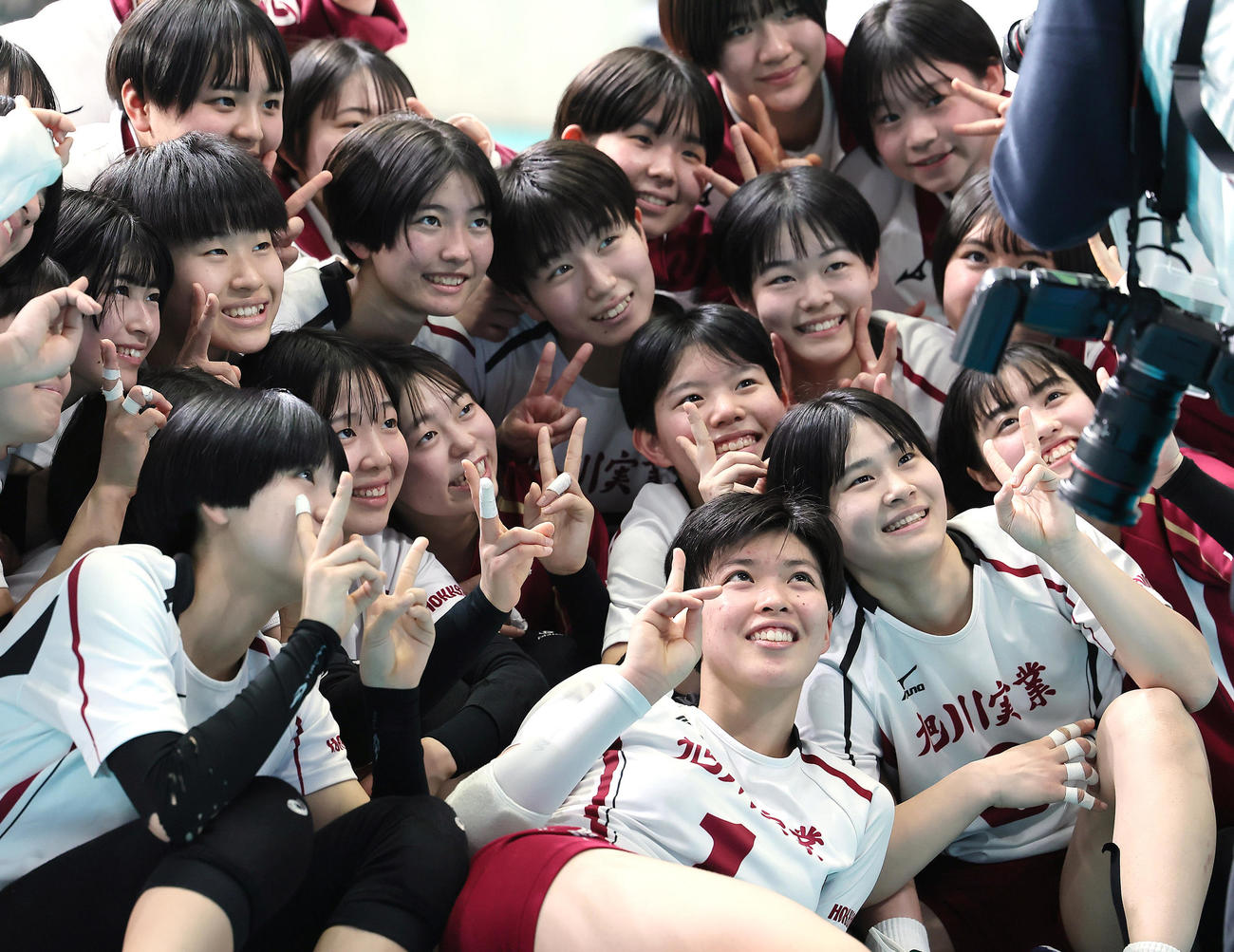 旭川実対岐阜済美　勝利し、記念撮影に笑顔を見せる旭川実（撮影・足立雅史）