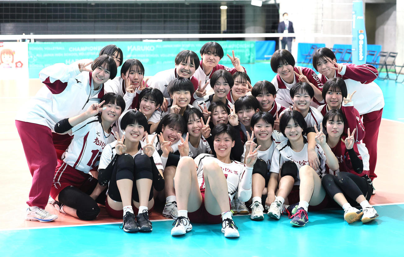 旭川実対岐阜済美　勝利し、記念撮影に笑顔を見せる旭川実（撮影・足立雅史）