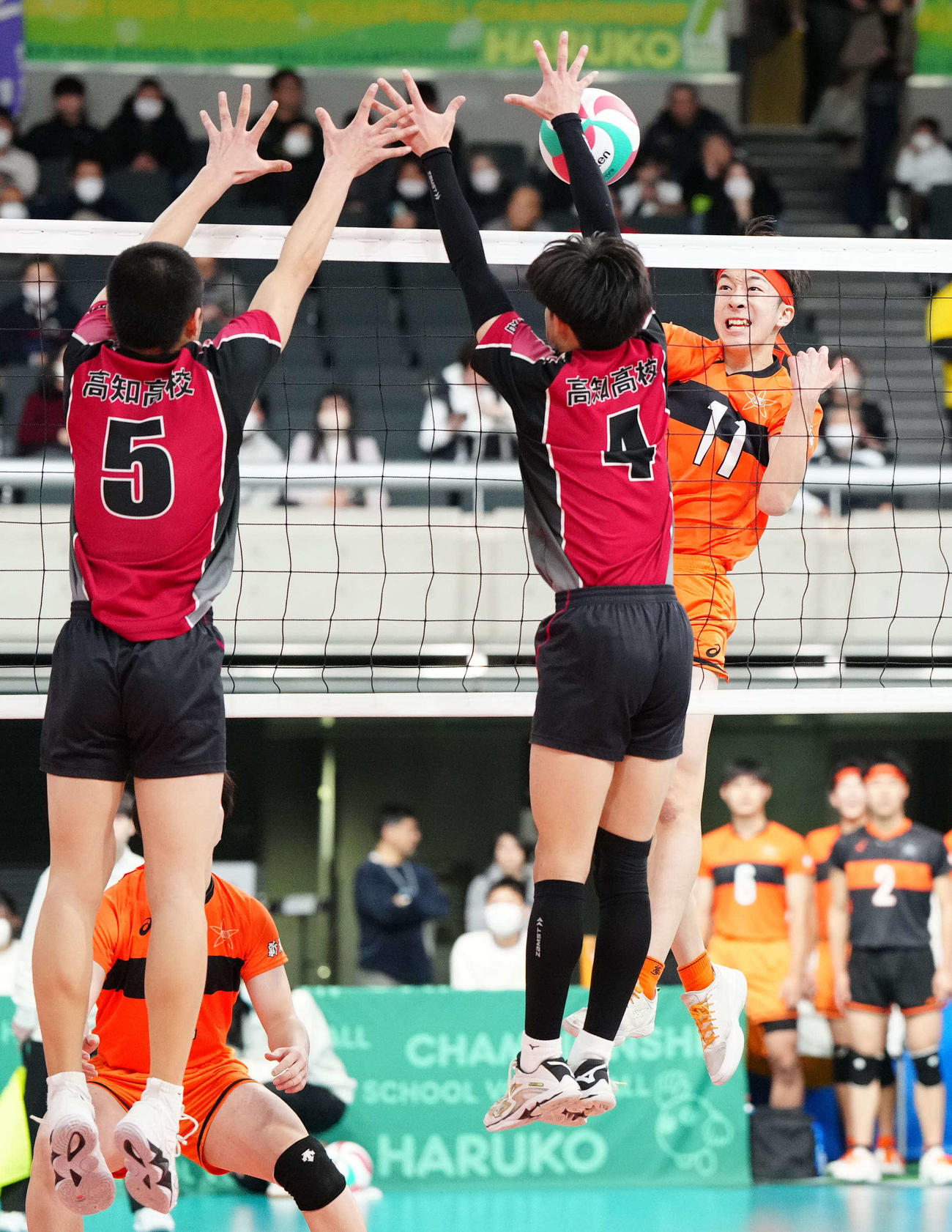 東京学館新潟対高知　第1セット、スパイクを放つ東京学館新潟・斎藤（右）（撮影・江口和貴）