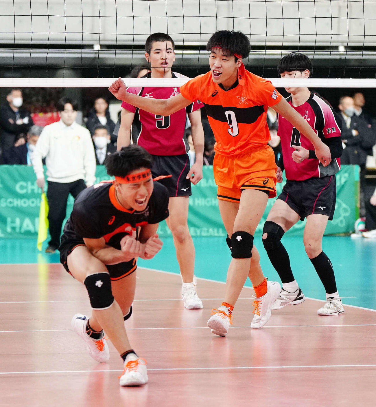 東京学館新潟対高知　第1セット、得点で喜ぶ東京学館新潟・坪谷（右）（撮影・江口和貴）