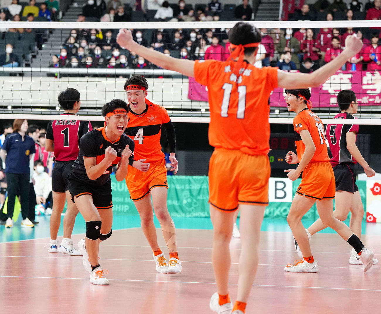 東京学館新潟対高知　第1セット、得点で喜ぶ東京学館新潟の選手たち（撮影・江口和貴）