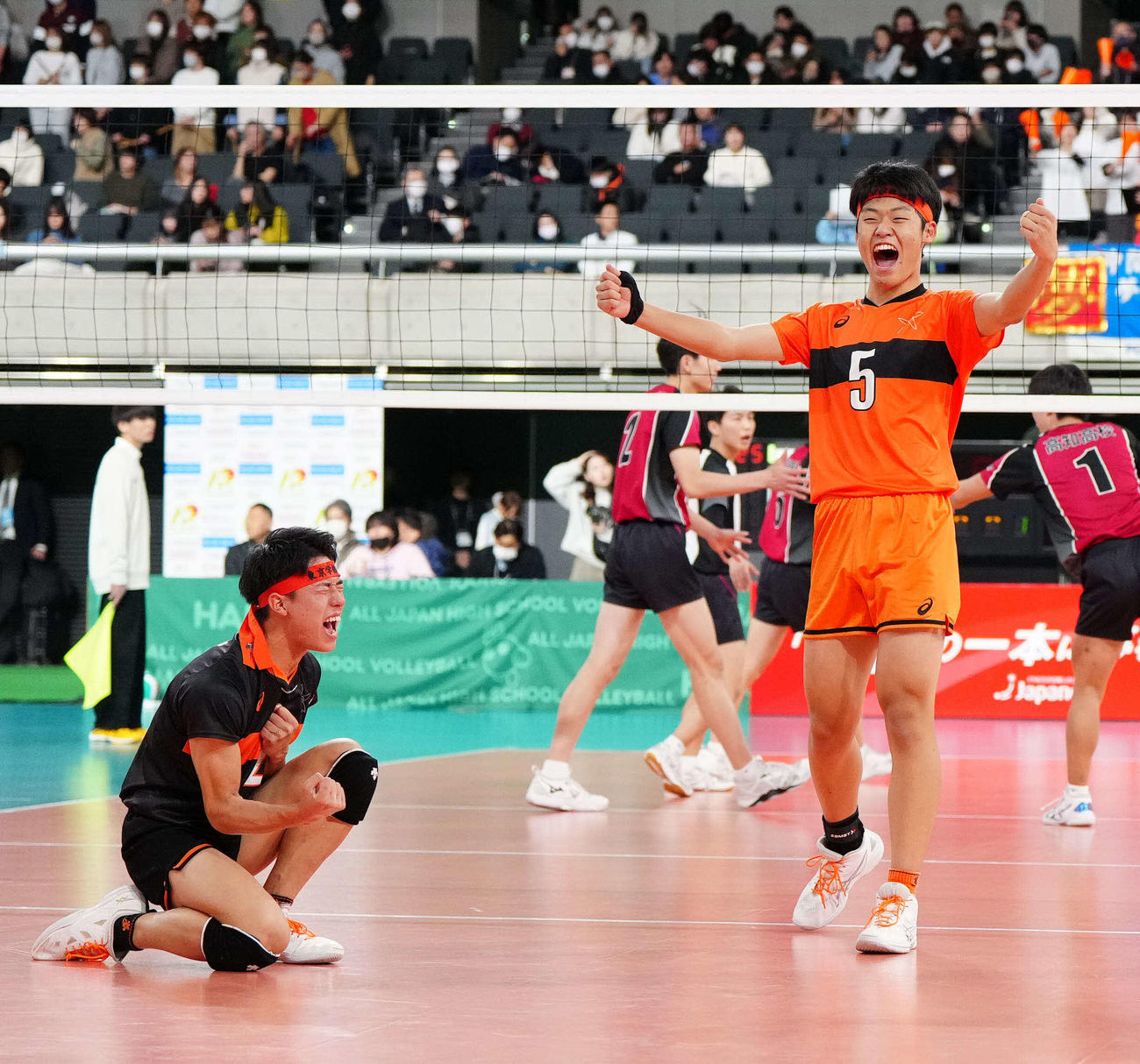 東京学館新潟対高知　第2セット、得点で喜ぶ東京学館新潟・小林（右）と井嶋（撮影・江口和貴）
