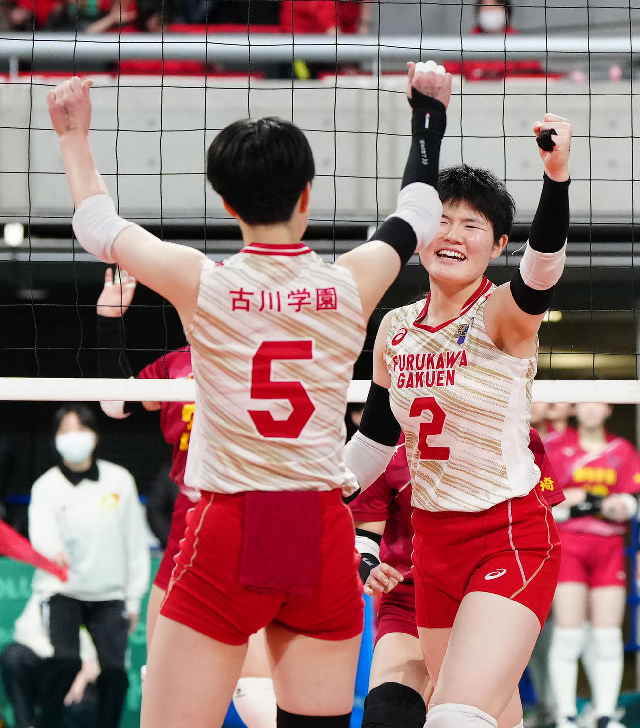 古川学園対細田学園　第2セット、ブロックを決め、ガッツポーズの古川学園・本田（撮影・江口和貴）