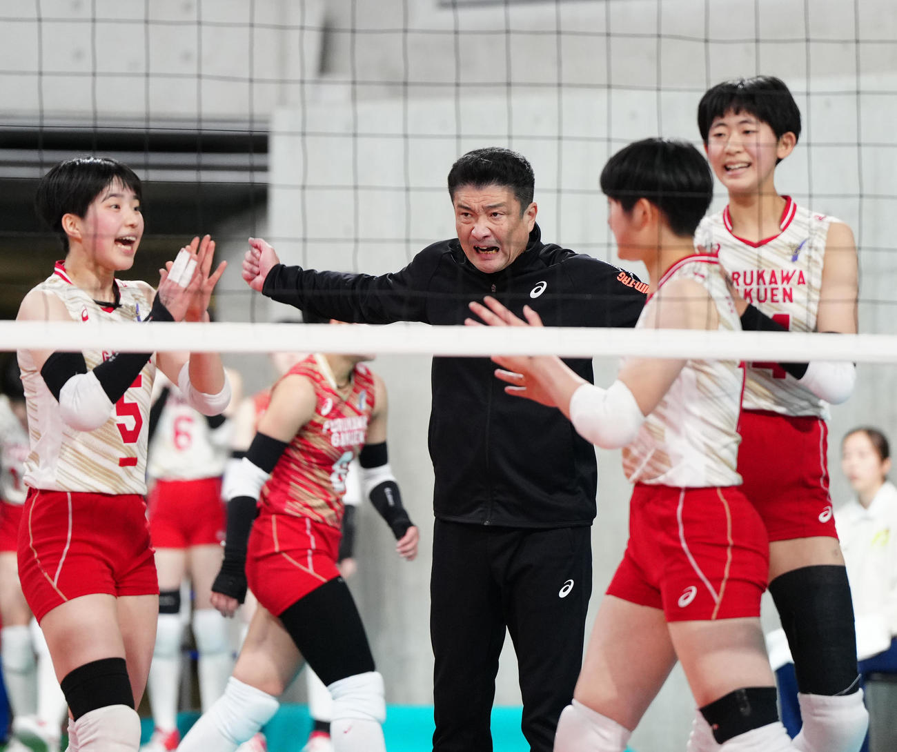 第1S、選手たちを鼓舞する岡崎監督（中央）