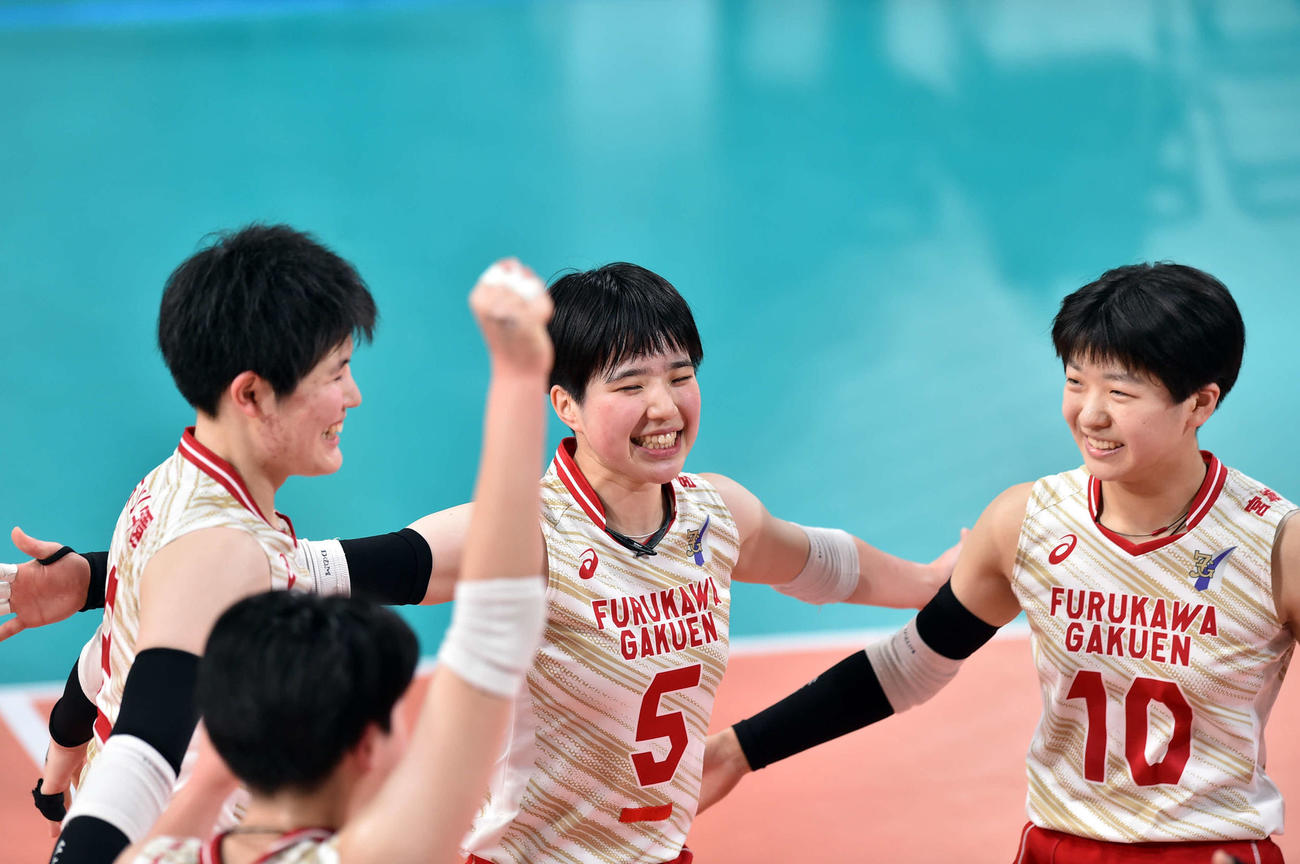 第1S、得点を喜ぶ古川学園の左から本田、照井、三浦（撮影・相沢孔志）