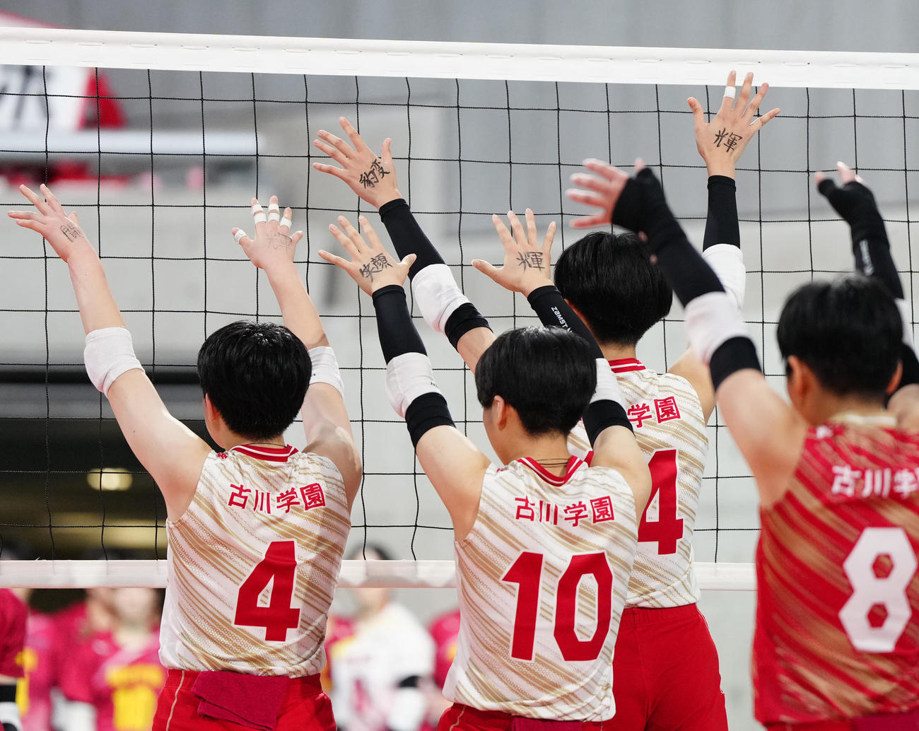古川学園対細田学園　第2セットに臨む古川学園の選手たち（撮影・江口和貴）