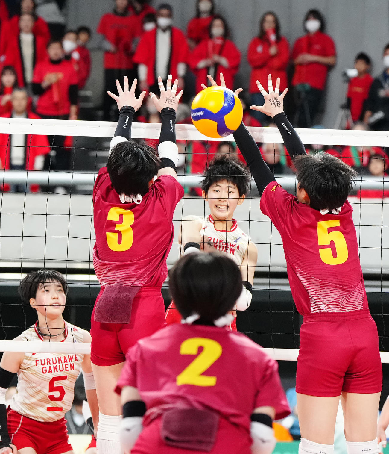 古川学園対細田学園　第1セット、スパイクを放つ古川学園・中川（中央）（撮影・江口和貴）