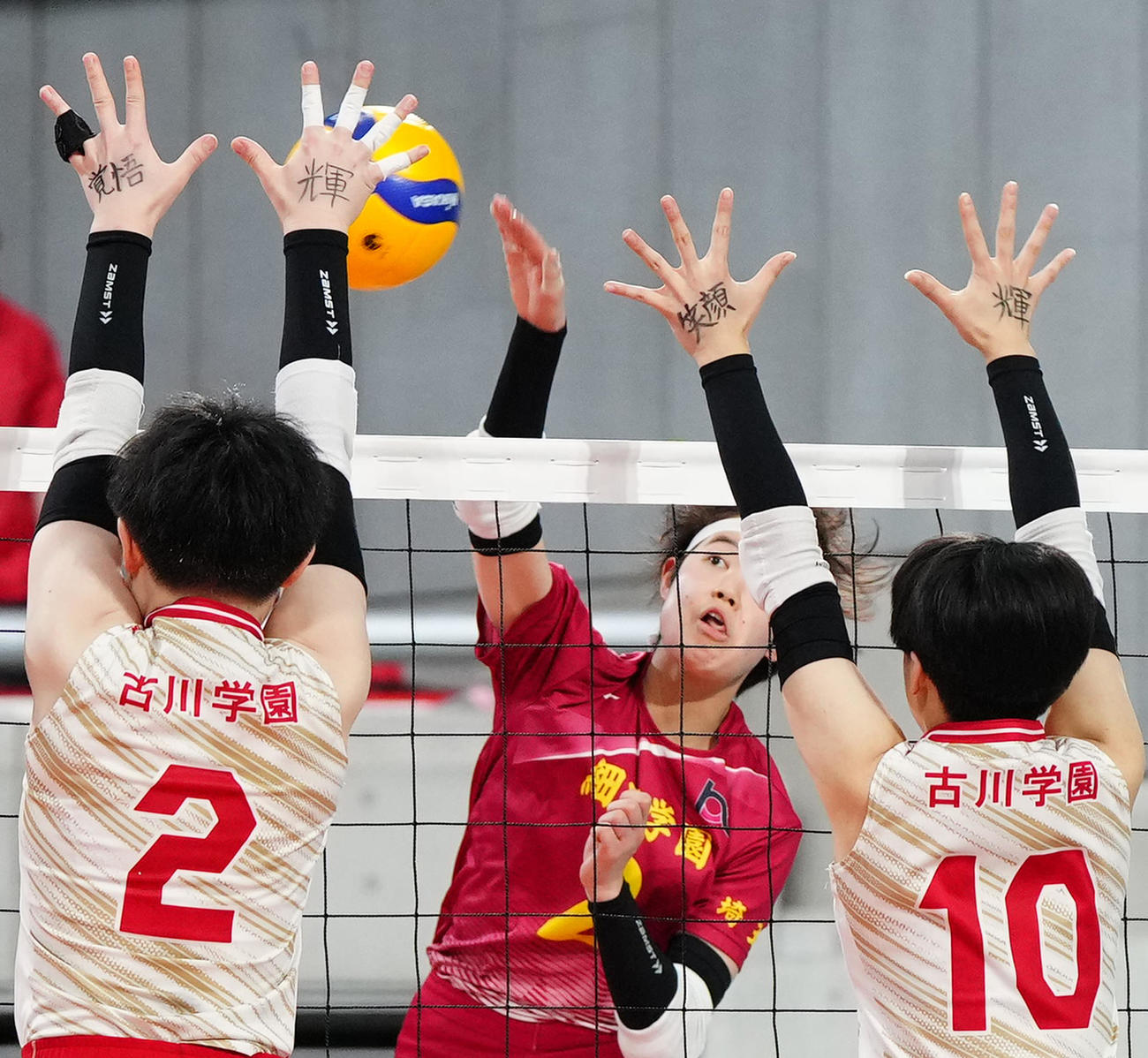 古川学園対細田学園　第2セット、ブロックする古川学園・本田（左）（撮影・江口和貴）