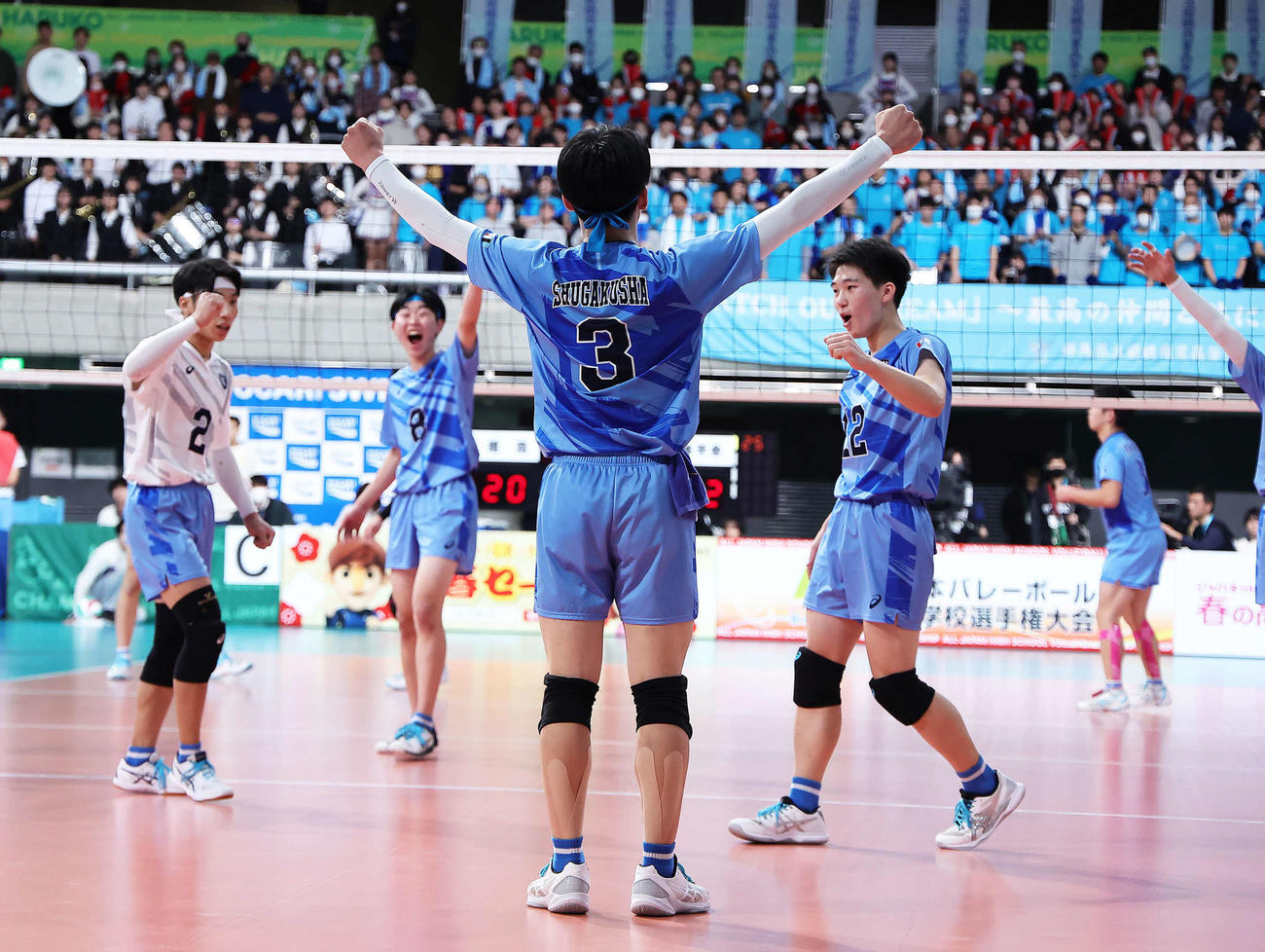 前橋商対浜松修学舎　第2S、サービスエースを決めガッツポーズする浜松修学舎・赤堀（撮影・足立雅史）