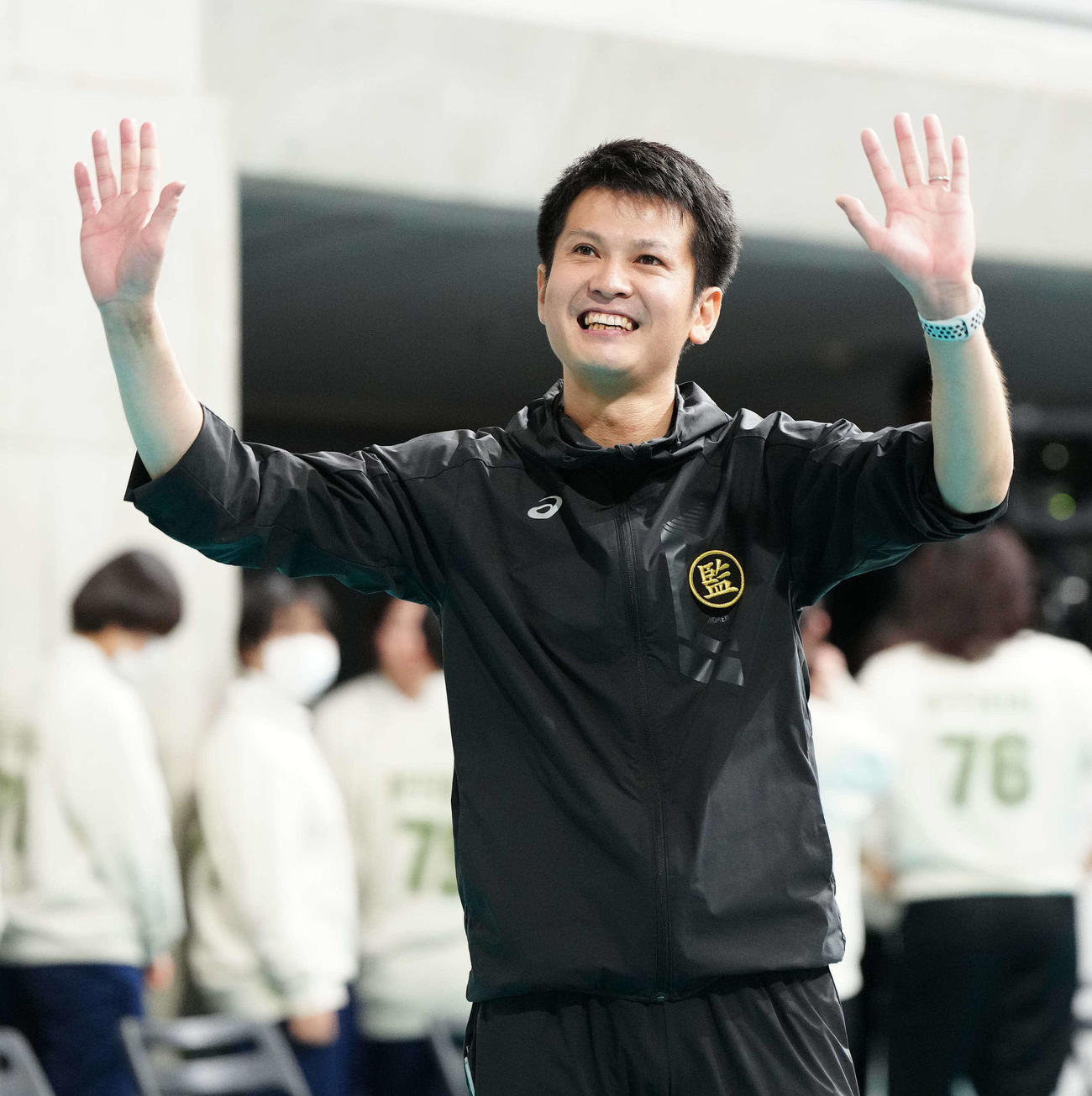 富士見対川崎橘　試合後、あいさつする富士見・甲斐監督（撮影・江口和貴）