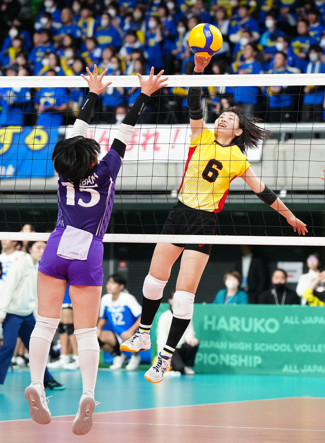 富士見対川崎橘　第2セット、スパイクを放つ富士見・石川（撮影・江口和貴）