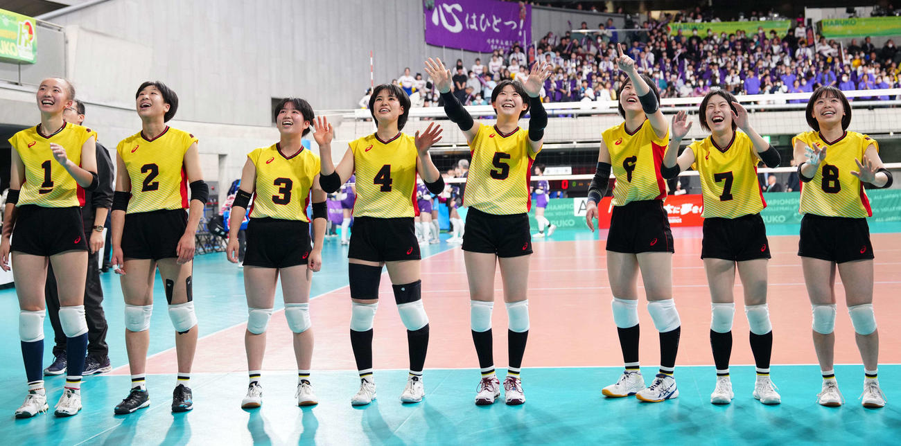 富士見対川崎橘　試合後、あいさつする富士見の選手たち（撮影・江口和貴）