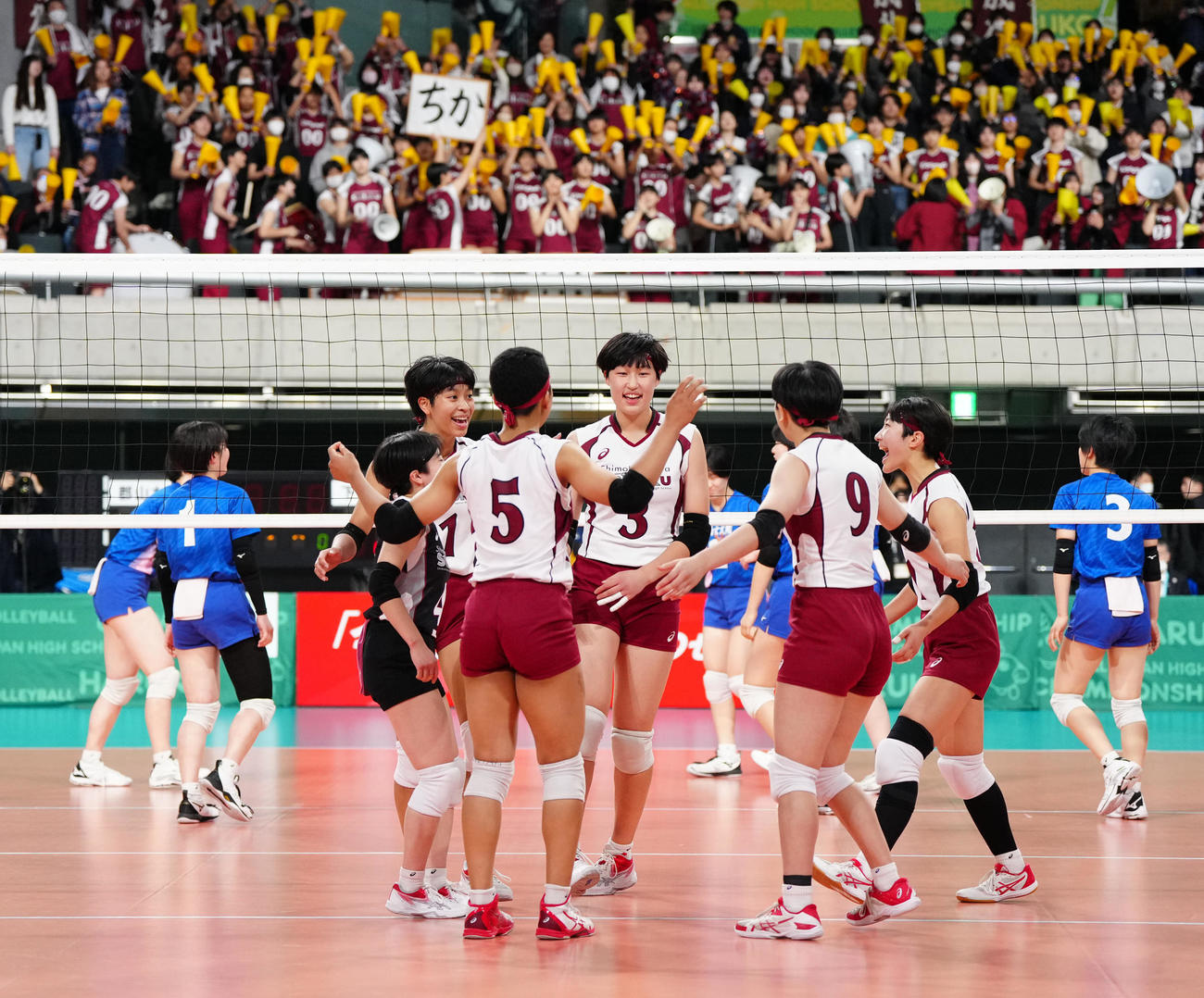 郡山女大付対下北沢成徳　第1セットを奪い、喜ぶイェーモン（左後方）ら下北沢成徳の選手たち（撮影・江口和貴）