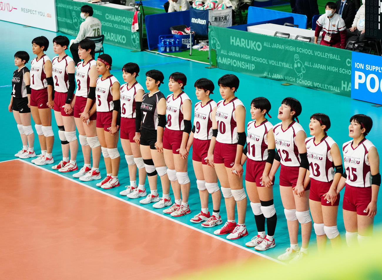郡山女大付対下北沢成徳　試合前、整列する下北沢成徳の選手たち（撮影・江口和貴）