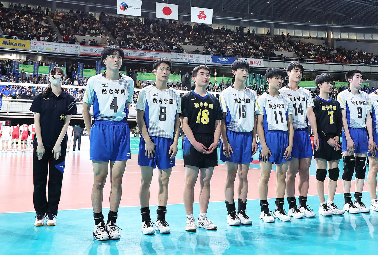 駿台学園対佐賀学園　勝利しスタンドにあいさつする駿台学園・三宅（左から3人目）ら（撮影・足立雅史）
