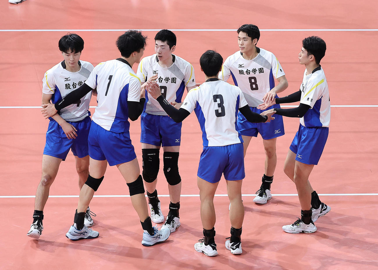 駿台学園対佐賀学園　第1S、ポイントを奪いタッチを交わす駿台学園・三宅（右から2人目）ら（撮影・足立雅史）