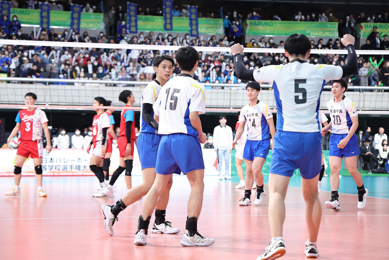 駿台学園対佐賀学園　2回戦に勝利した駿台学園・亀岡（手前左端）ら（撮影・足立雅史）