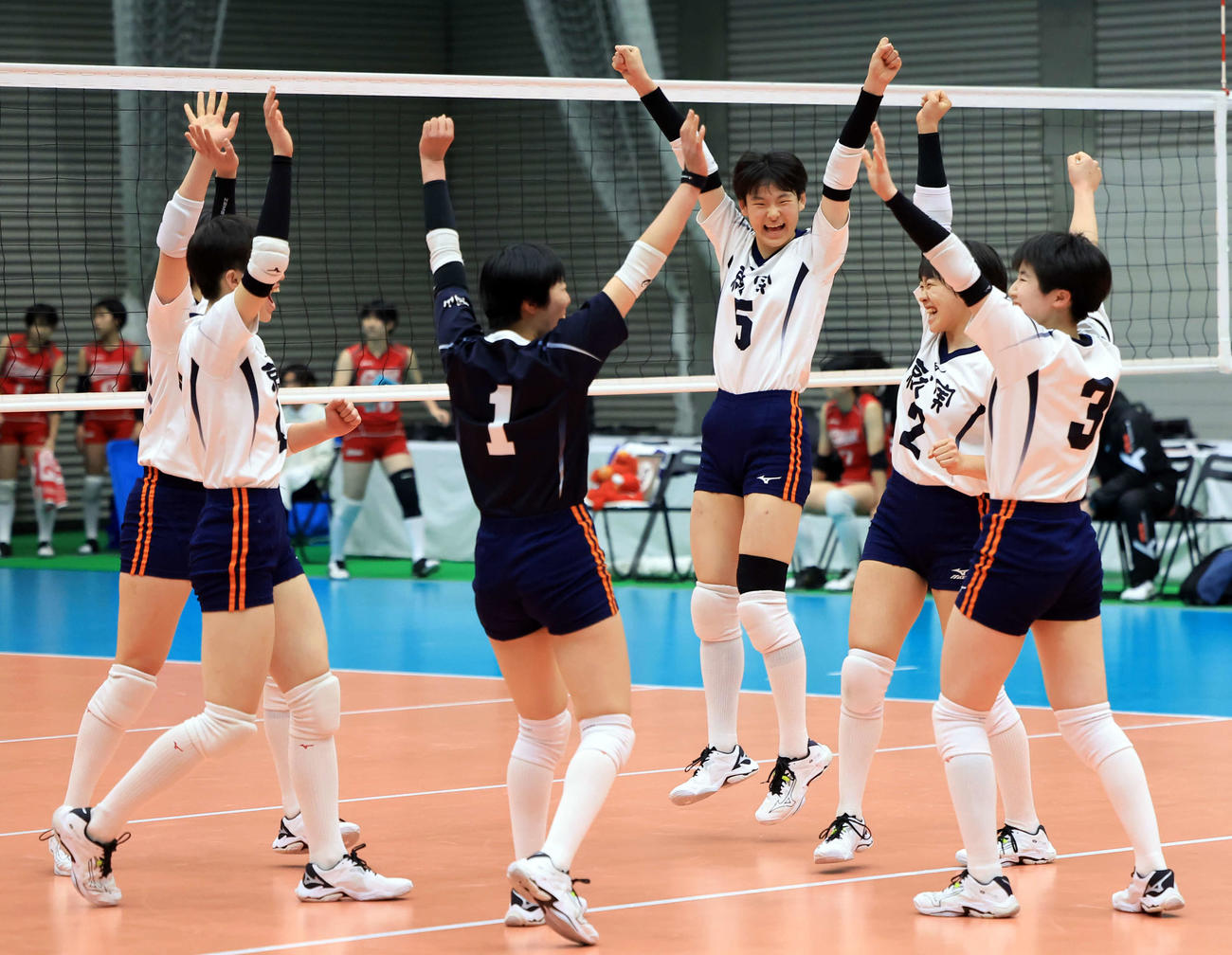 第1セット、ポイントを決め喜ぶ就実の選手たち（撮影・浅見桂子）