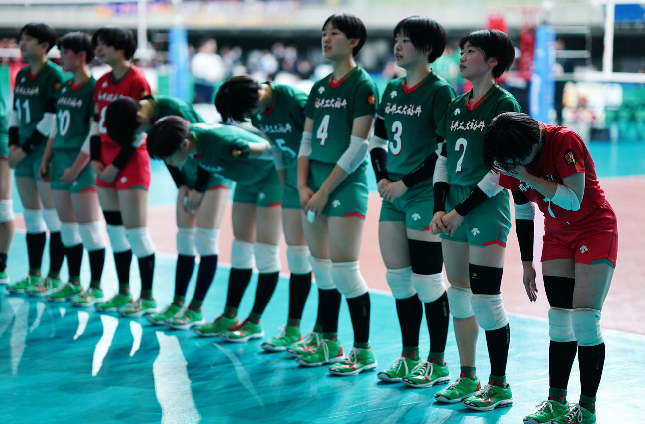 横浜隼人対福井工大福井　試合に敗れ肩を落とす福井工大福井の選手たち（撮影・横山健太）