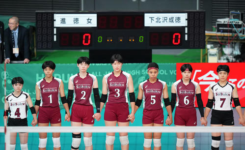 進徳女対下北沢成徳　試合に臨む下北沢成徳の選手たち（撮影・横山健太）