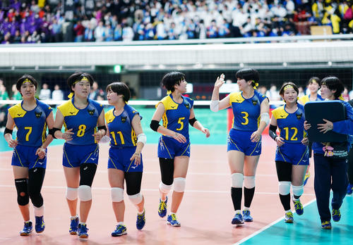 横浜隼人対福井工大福井　試合に勝利し笑顔を見せる横浜隼人の選手たち（撮影・横山健太）