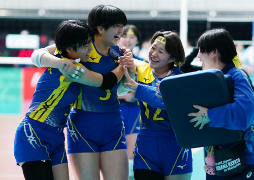横浜隼人対福井工大福井　試合に勝利し笑顔を見せる横浜隼人の選手たち（撮影・横山健太）