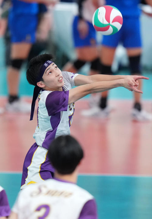 昇陽対正智深谷　懸命にボールを拾う昇陽・小瀬（撮影・横山健太）