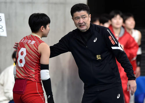 古川学園対金蘭会　第2S、福田（左）に指示を与える古川学園・岡崎監督（撮影・相沢孔志）