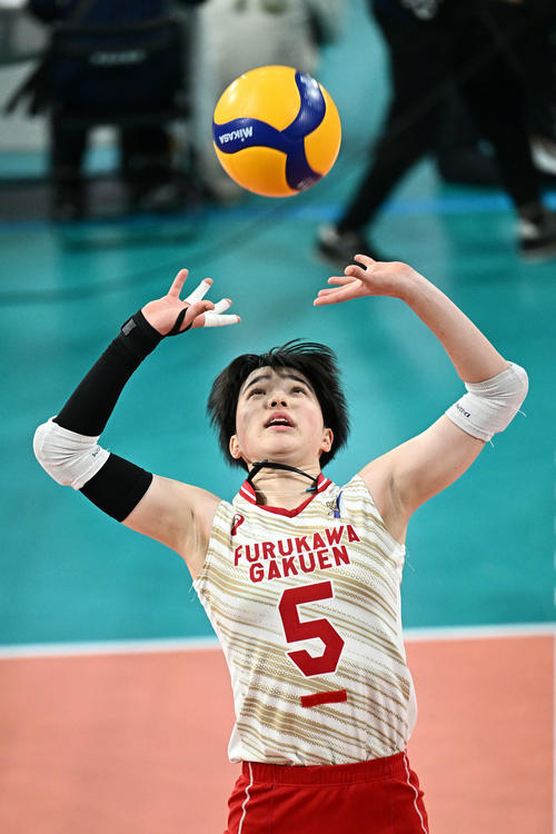 古川学園対金蘭会　トスを上げる古川学園・照井（撮影・滝沢徹郎）