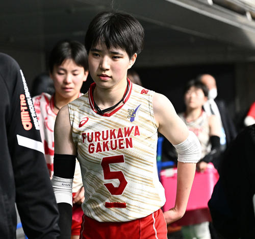 古川学園対金蘭会　試合に敗れ引き揚げる古川学園・照井（手前）（撮影・滝沢徹郎）