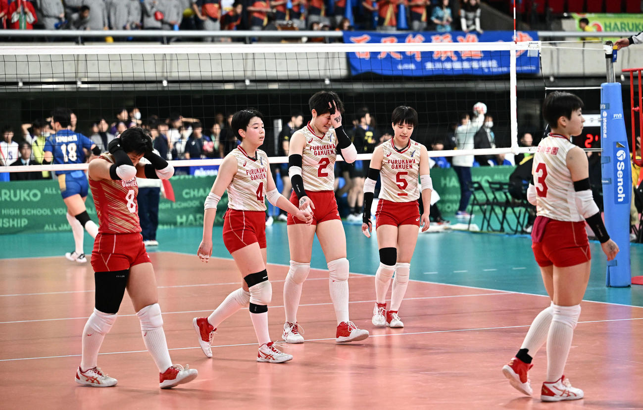 古川学園対金蘭会　フルセットの末敗れ、肩を落とす古川学園・照井（左から4人目）ら（撮影・滝沢徹郎）