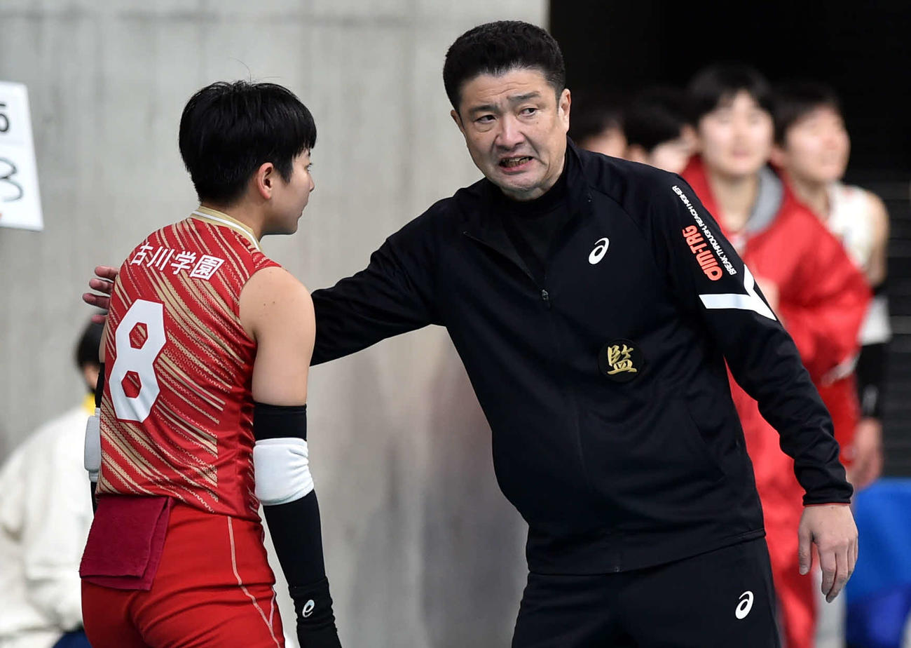 古川学園対金蘭会　第2S、福田（左）に指示を与える古川学園・岡崎監督（撮影・相沢孔志）
