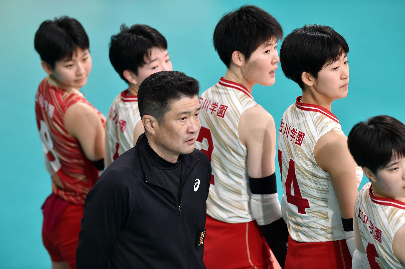 古川学園対金蘭会　第3S開始前、金蘭会の選手を見る古川学園・岡崎監督（手前）と選手たち（撮影・相沢孔志）