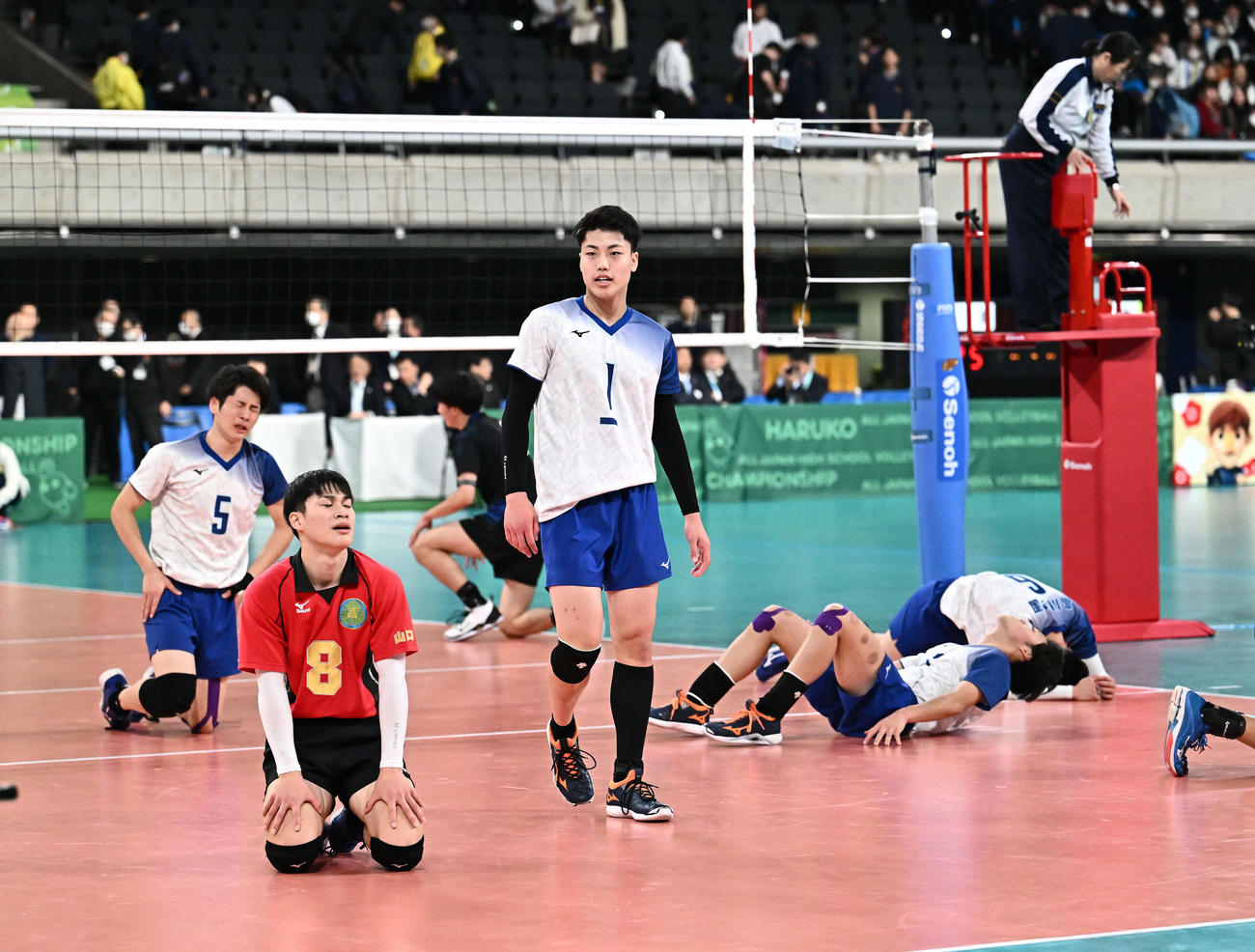 駿台学園対高川学園　試合に敗れ悔しがる高川学園の選手たち。中央は門田（撮影・滝沢徹郎）