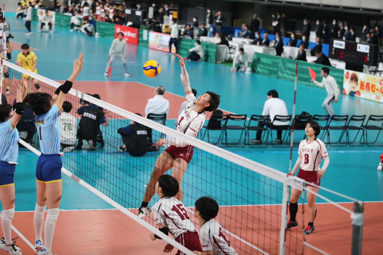 女子3回戦　旭川実VS大阪国際滝井・国際　U19日本代表で旭川実の笠井主将は、右から強いスパイクを放つ（撮影・中島洋尚）