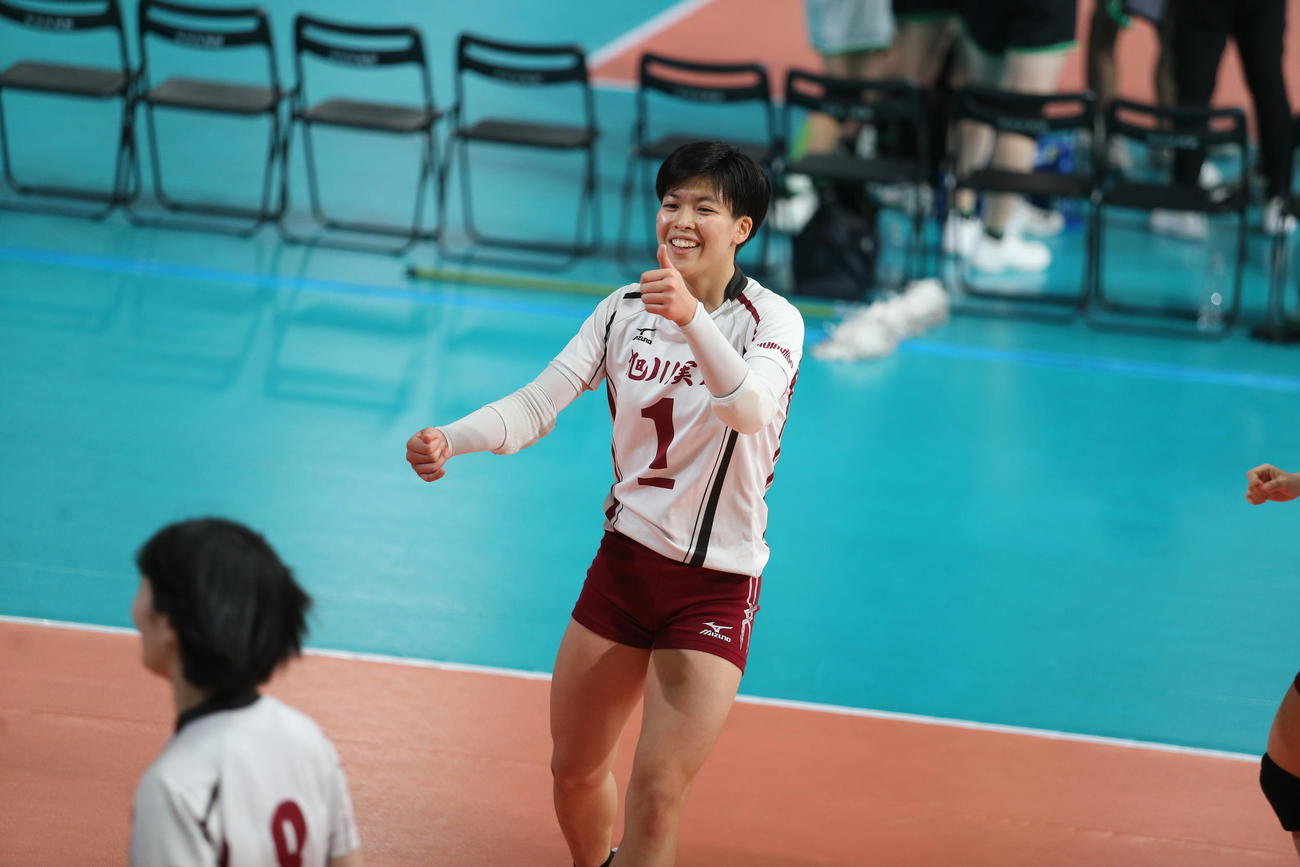 女子3回戦　旭川実VS大阪国際滝井・国際　U19日本代表で旭川実の笠井主将は、スパイクを決めた選手に向かって笑顔でサムアップ（撮影・中島洋尚）