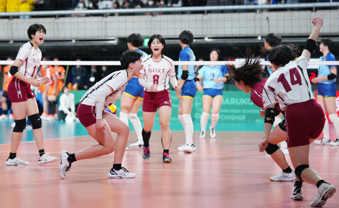 大阪国際滝井・国際対旭川実　試合に勝利し歓喜する旭川実の選手たち（撮影・横山健太）
