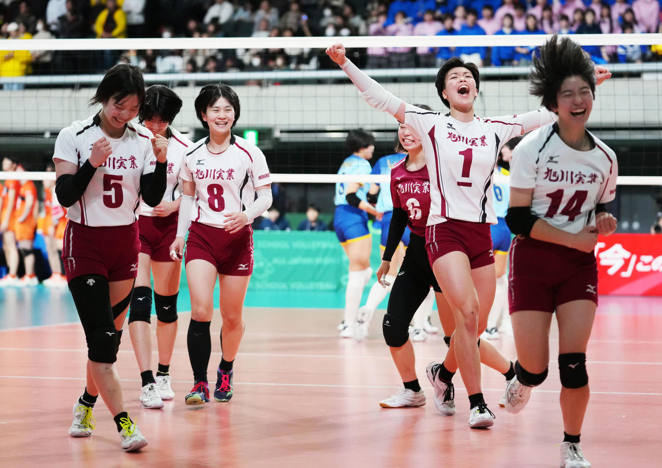 大阪国際滝井・国際対旭川実　試合に勝利し歓喜する旭川実の選手たち（撮影・横山健太）
