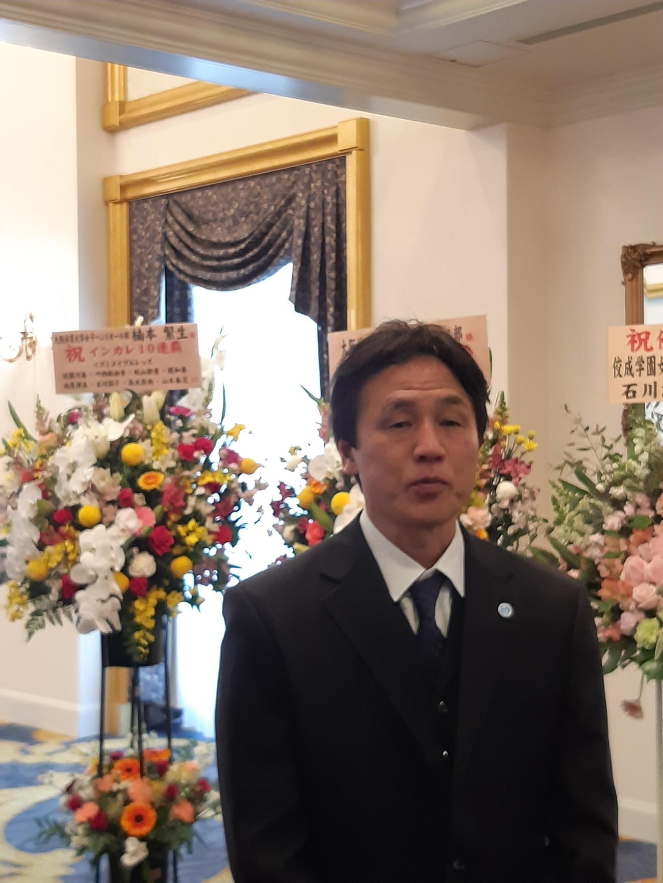大体大ハンドボール女子監督で10連覇を遂げた祝勝会の会見で話す楠本繁生日本代表監督（撮影・寺尾博和）