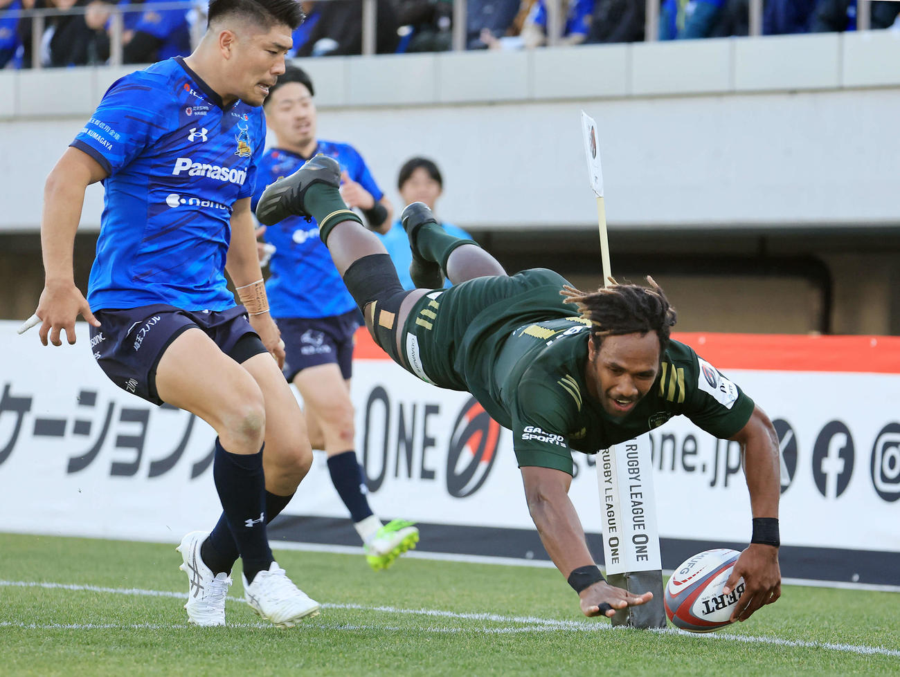 埼玉対トヨタ　前半、トライを決めるトヨタWTBヴィリアメ・ツイドラキ（撮影・浅見桂子）