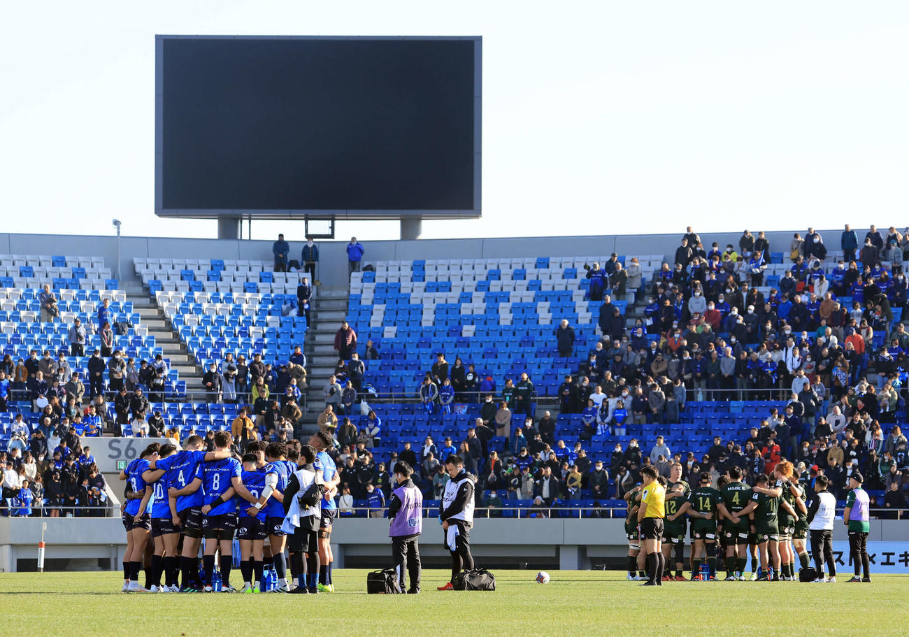 埼玉対トヨタ　試合前、能登半島地震の被災者をしのび、黙とうをささげる埼玉、トヨタの両チームの選手たち（撮影・浅見桂子）