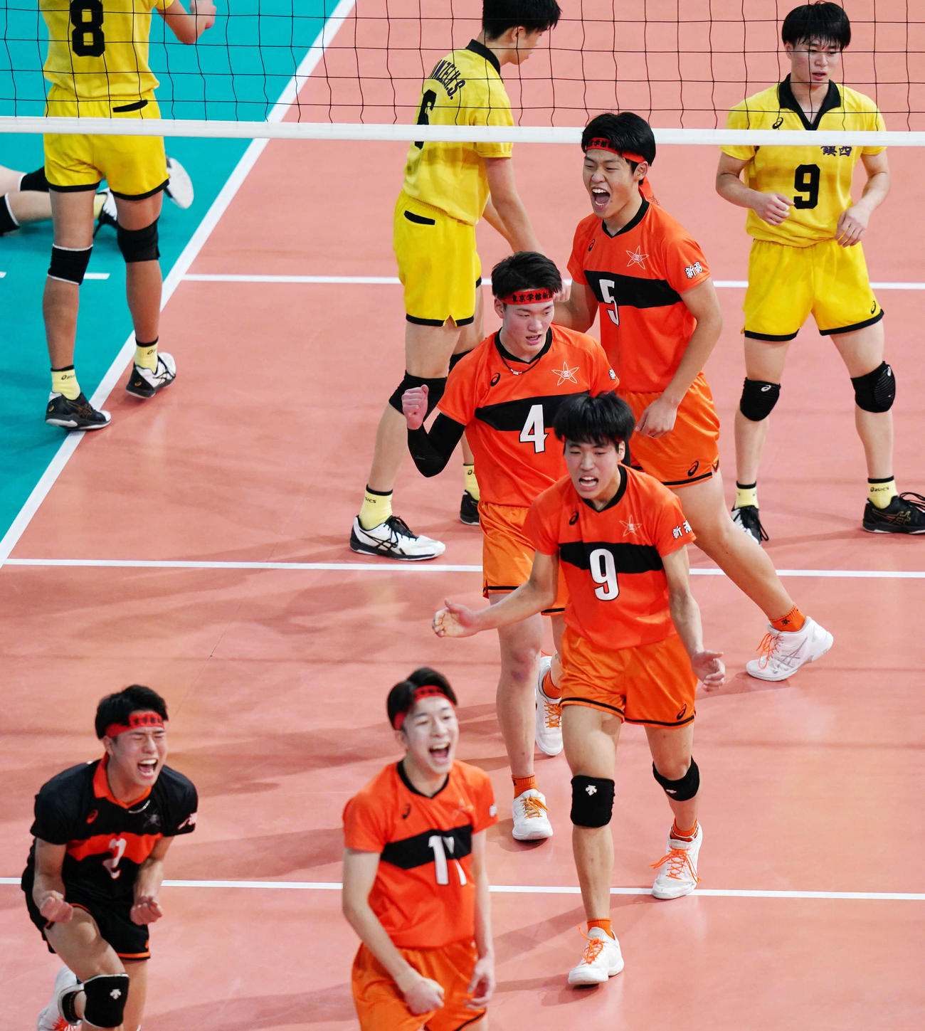 東京学館新潟対鎮西　得点を奪いガッツポーズの東京学館新潟の選手たち（撮影・横山健太）