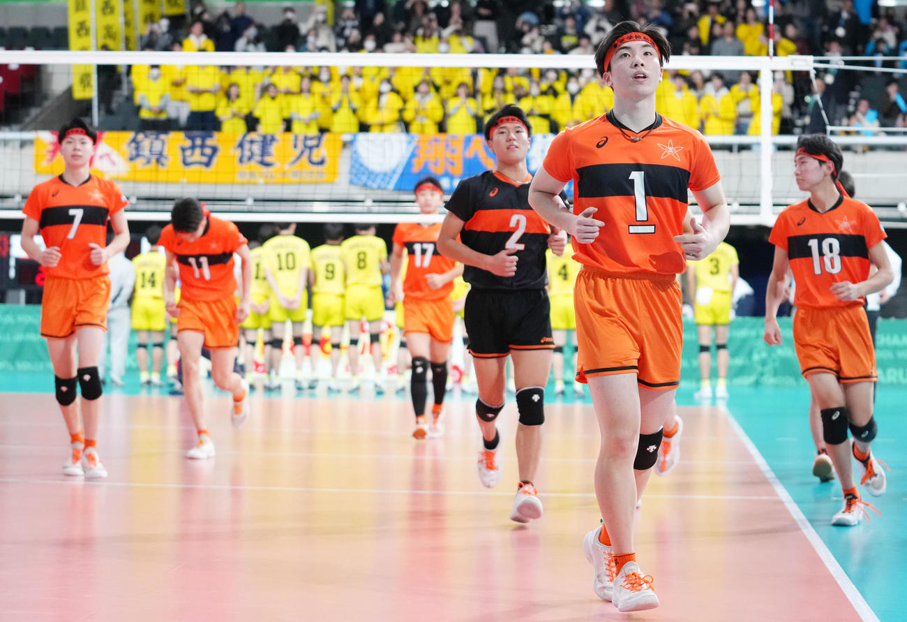 東京学館新潟対鎮西　試合を終えあいさつへ向かう高橋（手前）ら東京学館新潟の選手たち（撮影・横山健太）