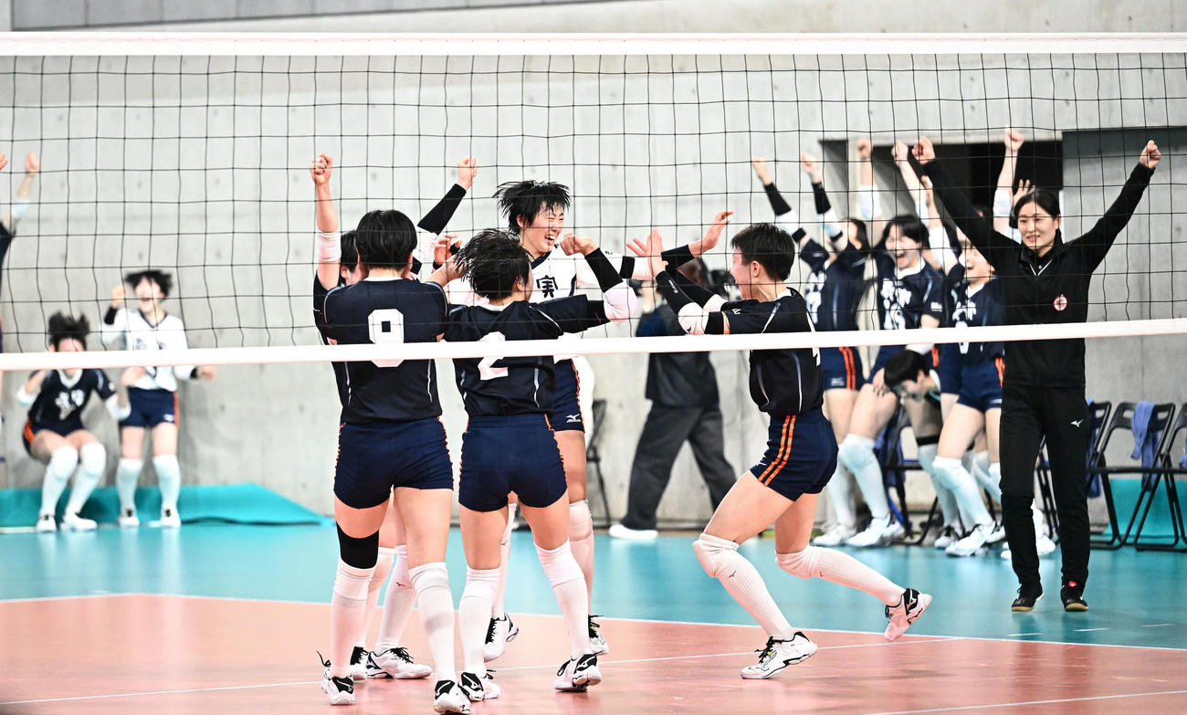 金蘭会対就実　準決勝進出を決め喜ぶ就実の選手たち（撮影・滝沢徹郎）
