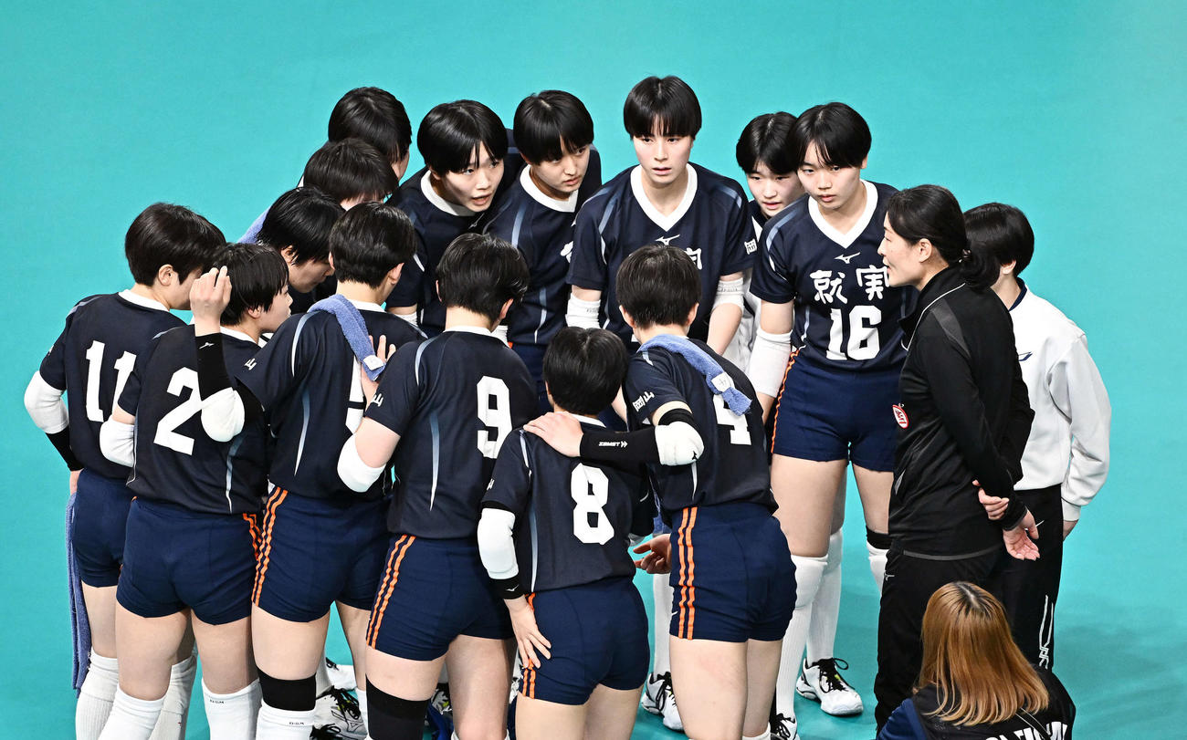 金蘭会対就実　円陣を組む就実の選手たち（撮影・滝沢徹郎）